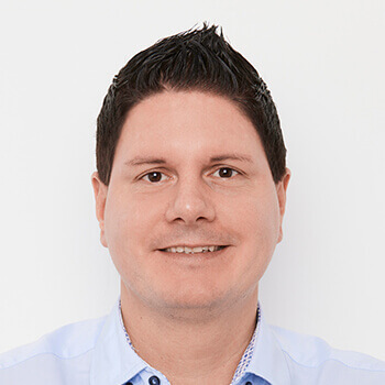 <strong>André Rathammer</strong><br><b> adverserve</b><br>Zeichnet sich aus durch seine strategische Führung, tiefgreifende Expertise im crossmedialen Kampagnen- und Medieneinsatz sowie durch sein Engagement, digitale und klassische Kanäle ganzheitlich für erfolgreiche Markenkommunikation zu verknüpfen.