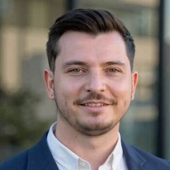 <strong>Leuart Isufi</strong><br><b> Guest Connect</b><br>Bietet eine innovative Kommunikationsplattform über RCS-Chat, die Unternehmen und Marken nutzen können, um ihre Kunden einfach und effektiv zu kontaktieren.