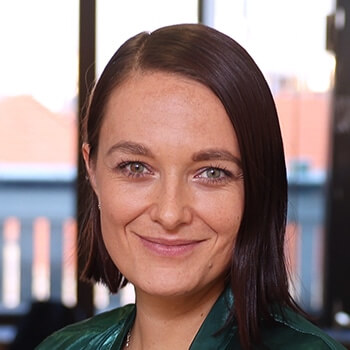 <strong>Maria Holzinger</strong><br><b> e-dialog</b><br>Stieg in der Digitalagentur zum Director Creative Media, leitet mit Empathie und fachlichem Geschick das Kreationsteam, das datengetriebene Werbemittel für wirkungsvolle Kampagnen entwickelt.