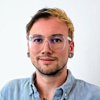 <strong>Sebastian Hahn</strong><br><b> Media1 </b><br>Überzeugt mit Hands-on-Mentalität, frischen Ideen und einem spürbaren Feuer für Medien – stets agil, kreativ und immer "auf Zack".