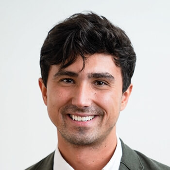 <strong>Semi Mujic</strong><br><b> Heute </b><br>Verbindet Kompetenz mit Herzlichkeit und Ehrlichkeit – ein äußerst sympathischer Sales-Experte im Digitalbereich, geschätzt von Kunden und Partnern gleichermaßen.