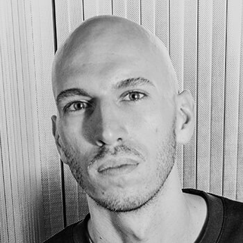 <strong>Simon Pointner</strong><br><b> Studio FREUDE</b><br>Punktet mit Klarheit und unvorhergesehenen Ansätzen und wurde dafür schon mehrfach ausgezeichnet.